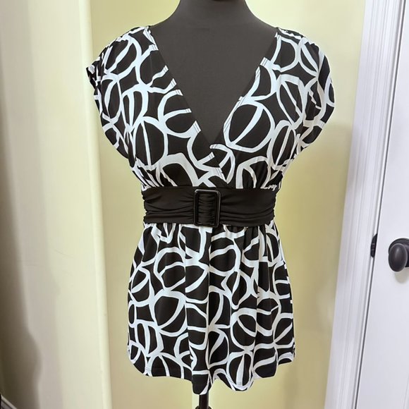 PAPER DOLL Sleeveless Black and White Blouse Size Large - Picture 1 of 4